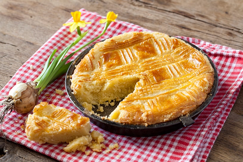 Aangesneden boterkoek met een plantje ernaast 